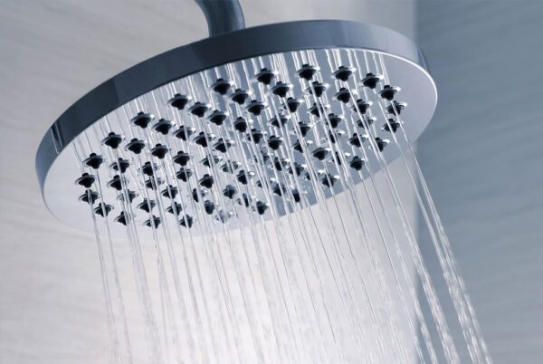 Cette surveillance est renforcée par le responsable des installations à la demande du directeur général de l'agence régionale de santé, notamment lorsque la qualité de l'eau ne respecte pas les objectifs cibles définis à l'article 4 ou lorsqu'un signalement de cas de légionellose est mis en relation avec l'usage de l'eau distribuée. Légionellose Eau - Le risque de légionellose augmente-t-il lorsqu'il y a du ...
